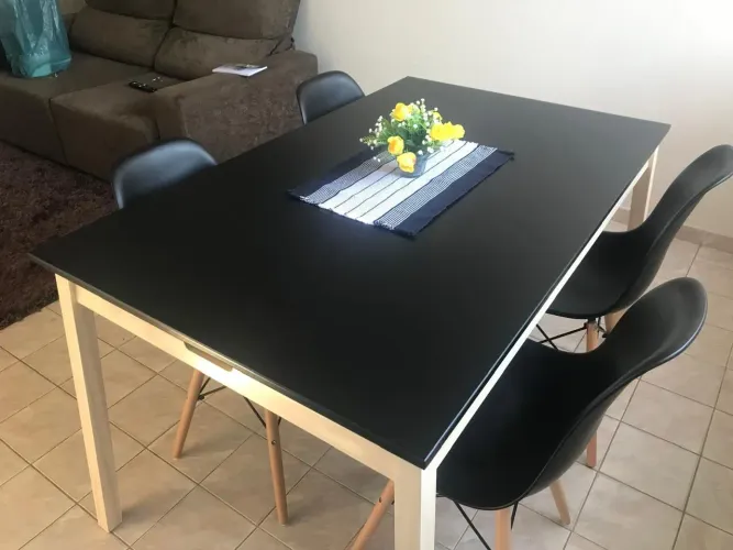 Mesa e cadeiras