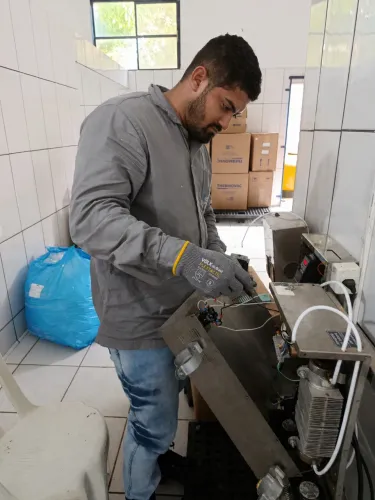 Manutenção elétrica em máquinas industriais
