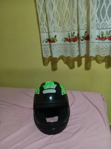 Vende:se 2 capacetes 