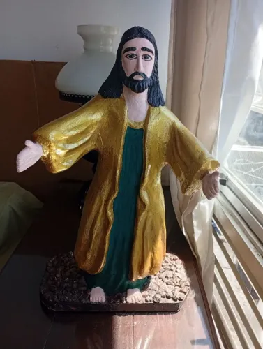 Imagem com mais de 85 anos, madeira e gesso.