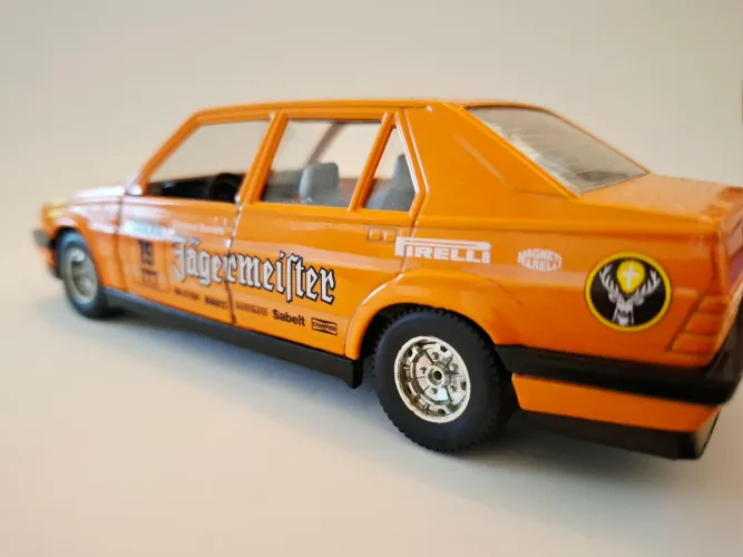 Miniatura Alfa Romeu 75, Raridade de Fabricação Italiana!!!