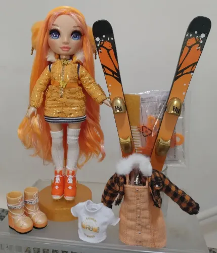 Boneca Rainbow High Poppy. Leia descrição
