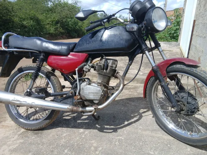 Moto ml125 toda boa sucata pra bolo jogo em outra