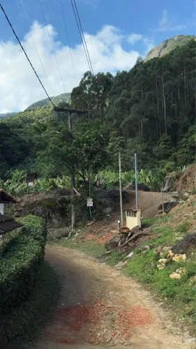 Terreno em Lumiar 592m² | Água, Luz, Cachoeira | Ideal para Chalé/Airbnb