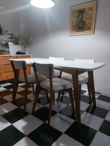 Mesa de jantar 6 lugares em madeira maciça + 4 cadeiras - R$ 650,00 no pix