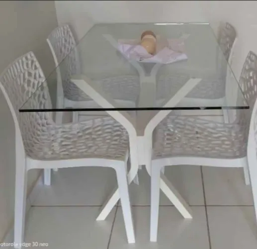 VENDO MESA DE VIDRO(sem cadeiras)