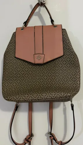 Mochila The Shoe Company original, Paquetá, com estampa monograma marrom e detalhes rosé