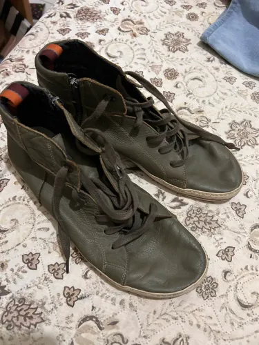 Bota em couro na cor verde escuro tamanho 40. Marca Outer muito conservada.Pouco usada 