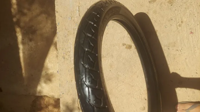 Pneu moto para aro 18 conservado serve em 125, 150 e 160)