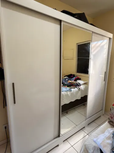 Guarda-Roupa Casal Branco com Espelho - Excelente Estado