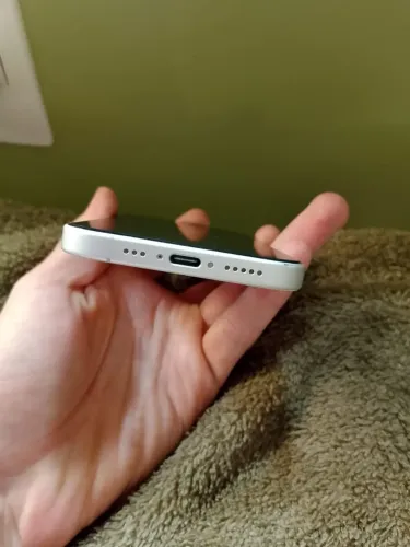 Vendo iPhone 16 128GB na cor branca.