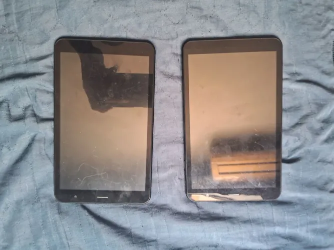 Dois Tablet Mutileser desblpqueados com display quebrado para retirada de peças 