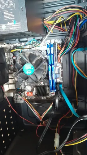 Um desktop i5 16gb de memória sem hd