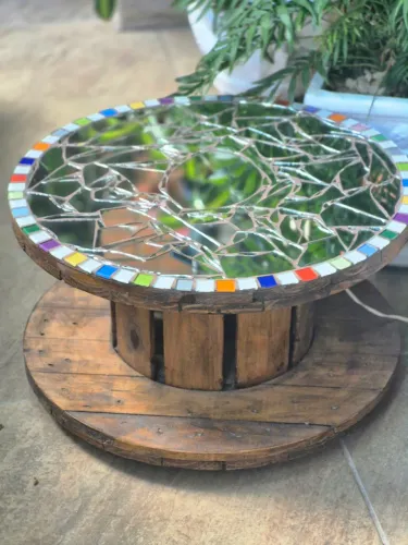 Linda mesa feita de cartela de madeira revestida de mosaicos e espelhos com lâmpada intern
