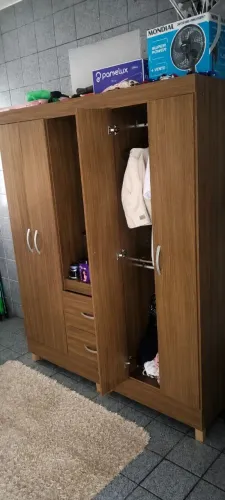 Vendo cama e guarda roupa com menos de 1 ano de uso.