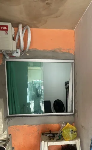 Janela de vidro com a pedra