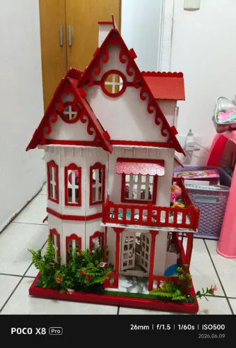Casa infantil semi- nova para bonecas já montada e pintada