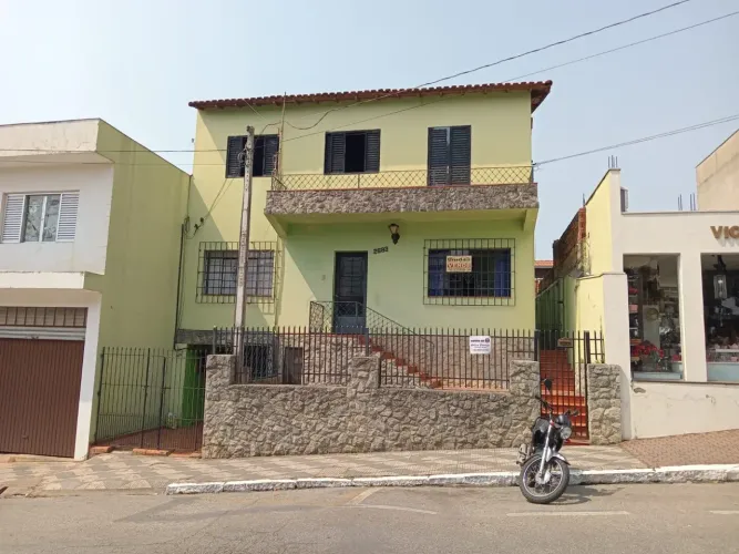 Sobrado para venda possui 258 metros quadrados com 3 quartos em Centro - Itapeva - SP