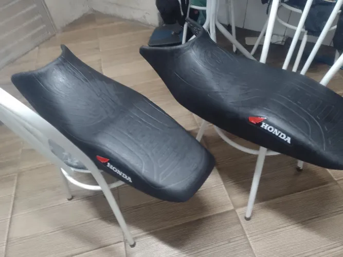 Dóis banco de moto um de Falcon outro de cg 150 carburada 200reais
