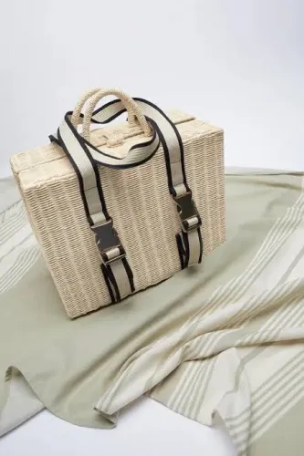 Cesta de picnic Zara home com toalha