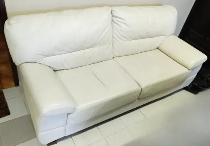 Sofá de couro branco 3 lugares usado