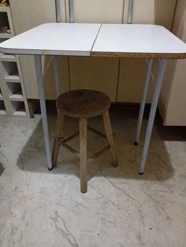 Mesa com banco e cuba para pia brinde geladeira funcionando só a parte do congelador 