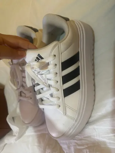 Tênis adidas usada 1 vez. Novo
