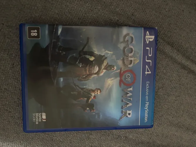 Vendo jogo God of War para PlayStation 4.