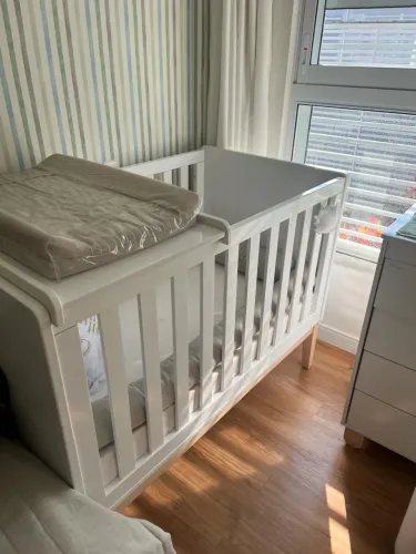 Berço/cama Reller Branco com trocador e colchão 