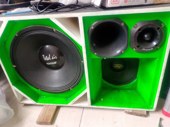 Sim automotivo,1 magno de 1000 RMS,1 corneta 1 tuita 1 médio de 10RMS