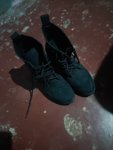 bota feminina da cor preta. Tamanho 37/38