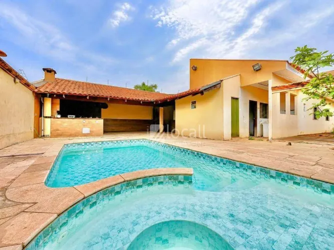 Casa com 03 quartos e piscina, 370m² de área útil para locação no Bairro Jardim Yolanda em