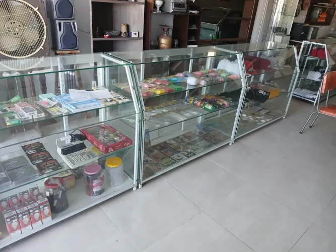 Vendo vitrines super resistentes, em vidro blindex 10mm com ferro galvanizado!