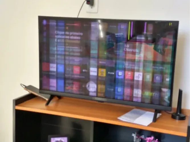TV LG 32 POLEGADAS COM TELA QUEBRADA.