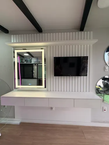 Painel Ripado com Bancada Suspensa para TV e Penteadeira