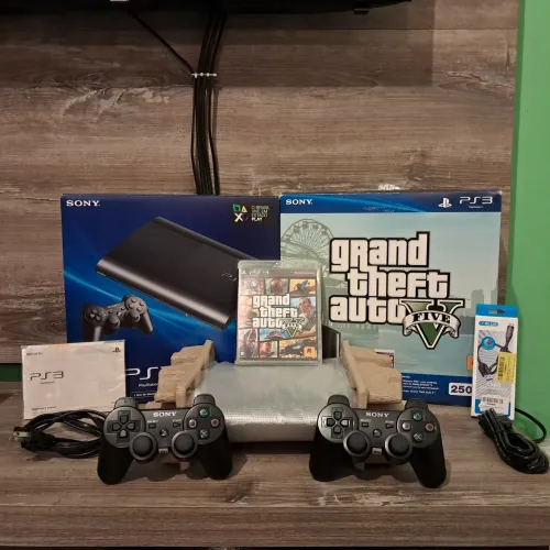 PS3 edição GTA V, 500GB, HEN 4.92 + 2 controles originais + 35 jogos! 100% revisado!!!