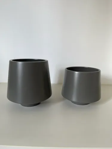 Vasos em cerâmica na cor chumbo 
