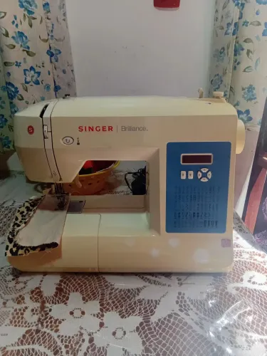 Máquina de costura singer brilhante