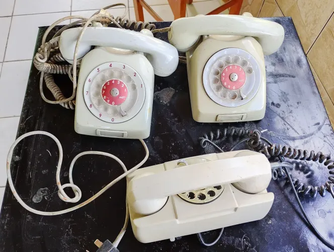 3 telefones antigos