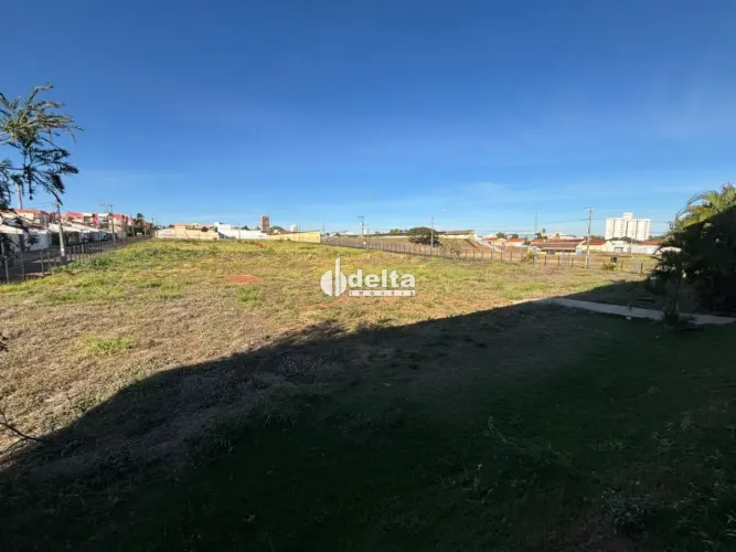 Área disponível para locação no bairro Granada em Uberlândia-MG