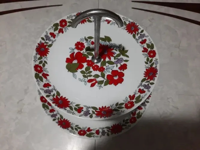 Pratos p/ servir dois andares Porcelana Real para festas, coquetéis, bifes, etc. anos70. 
