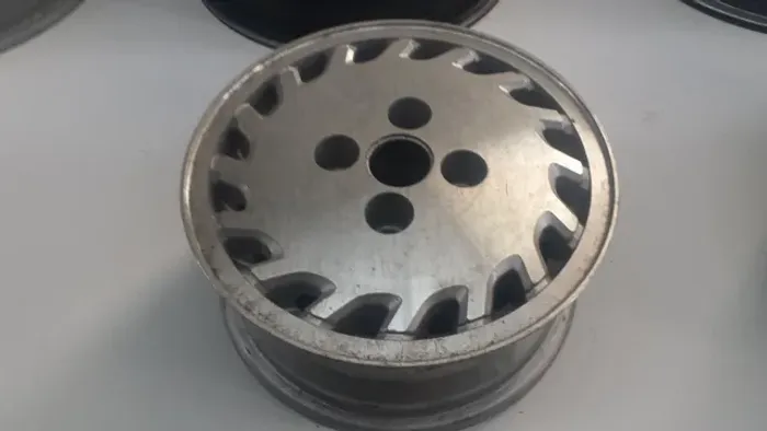 Roda aro 13 chevrolet Monza Gls diamantada com prata 4x100 originais Gm