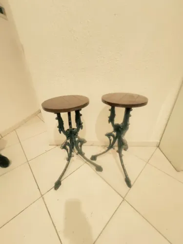 Vendo bancos de madeira c/ferro fundido cada