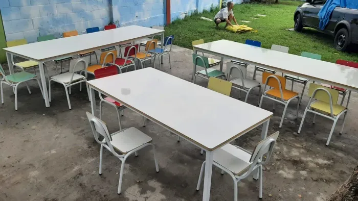 Conjunto de Cadeiras e Mesas para Escola