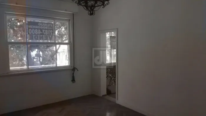 Humaitá - Prédio ajardinado - Sala e quarto separados - Piso de taco - Banheiro com ventil