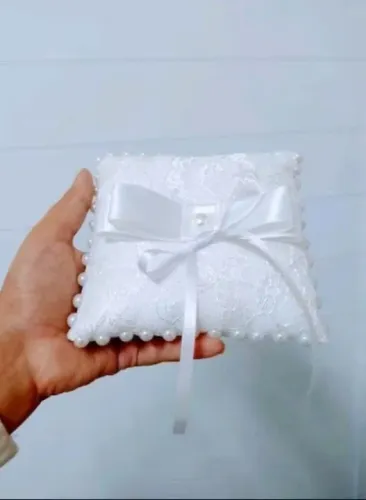 Almofada para alianças em renda e pérolas