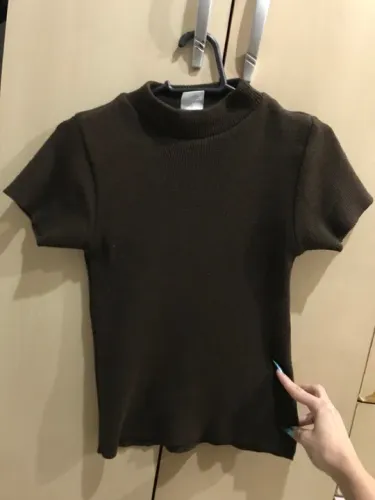 Blusa marrom de gola