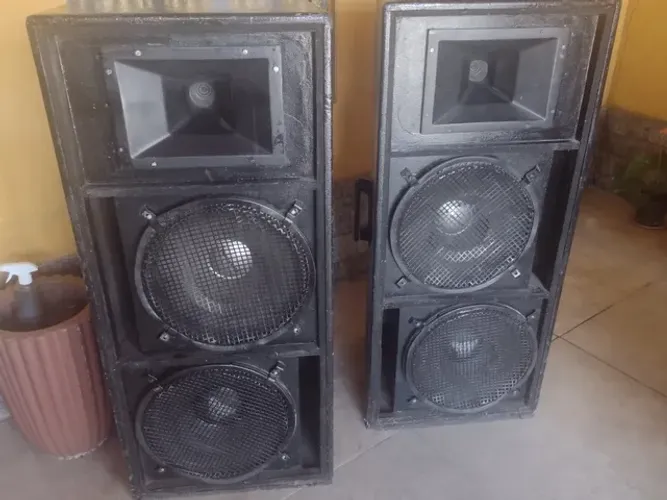Duas caixas muito potente , pra aguentar lapada de som ,toca muito preço 2,450