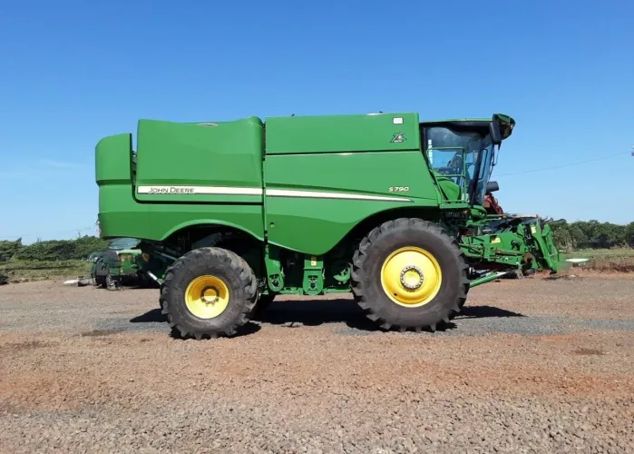 Colheitadeira John Deere S790 ano 2022 com 450 horas, em SP