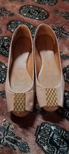 Sandálias Femininas Bege com Detalhe Dourado